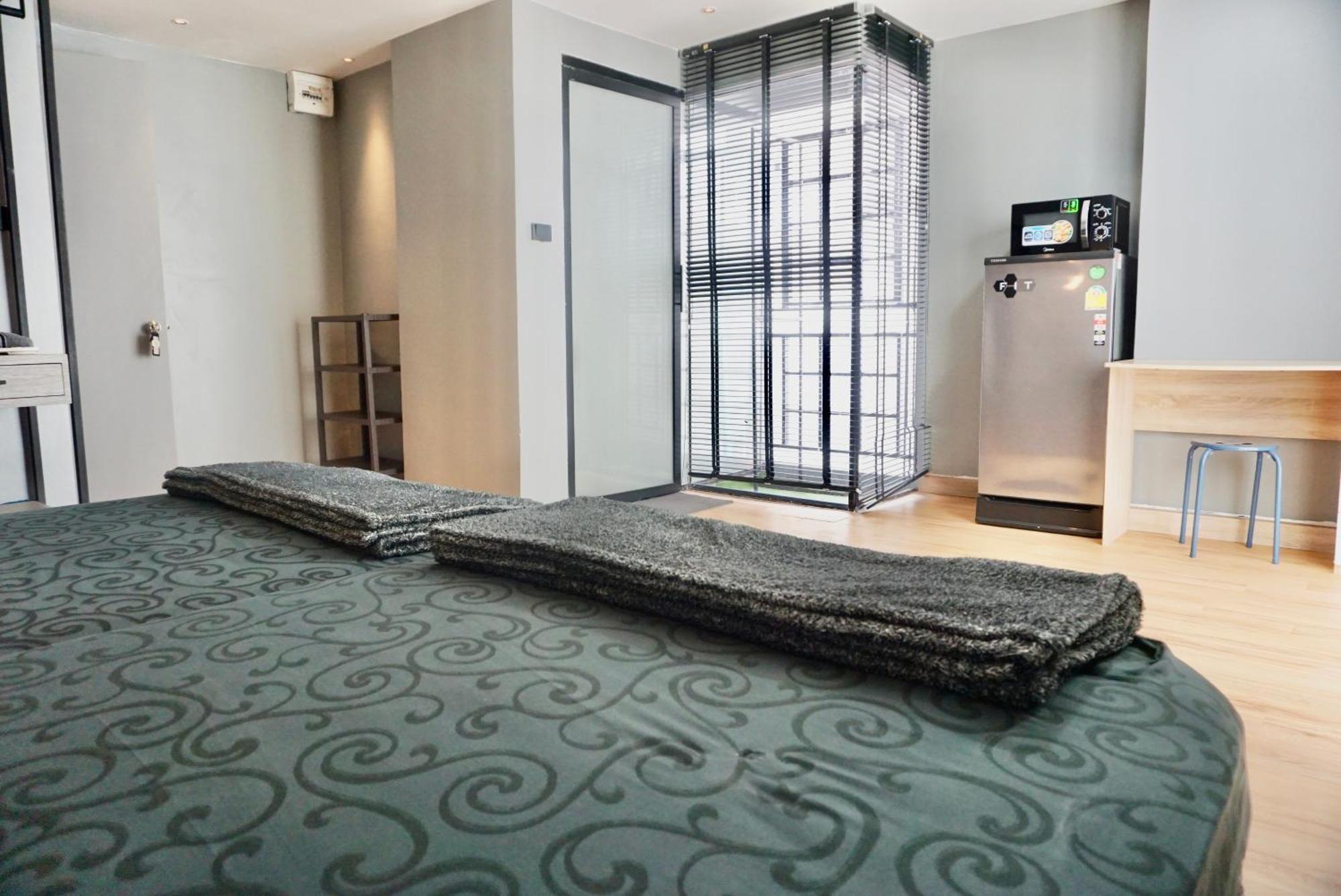 Hip And Funky Apartment Silom Soi 3, With Rooftop View Bangkok Bagian luar foto